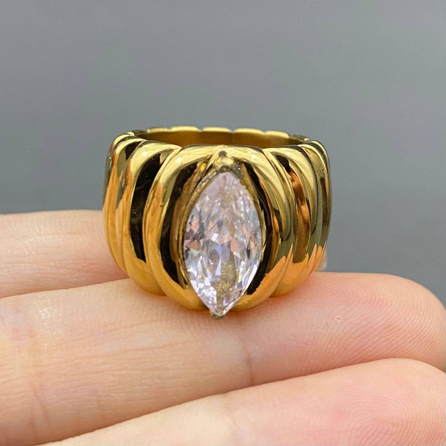Sparkling Zircon Inlaid 18K Gold-plated Stainless Steel Ring - FGS